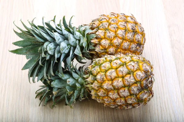 Due piccoli ananas — Foto Stock