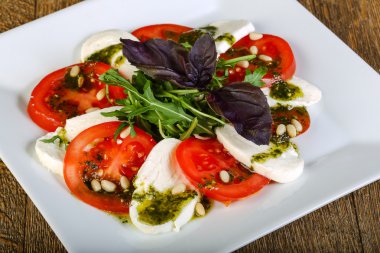 İtalyan geleneksel Caprese salatası