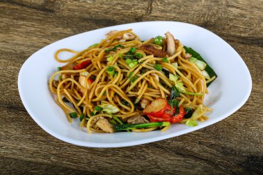 Deniz ürünleri ile Asya makarna