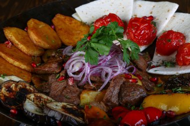 Kızarmış et ve sebze.