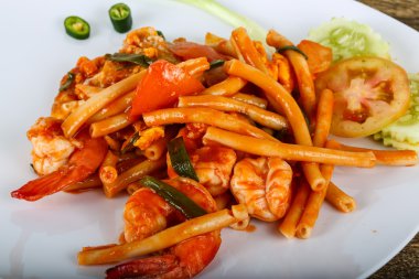 Deniz ürünleri ile baharatlı makarna