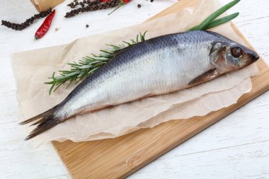 Soğan ve biberiye ile ringa balığı