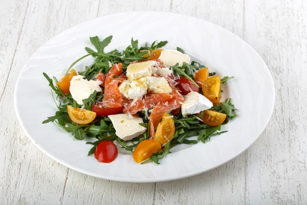 Salada com salmão, rúcula e queijo — Fotografia de Stock