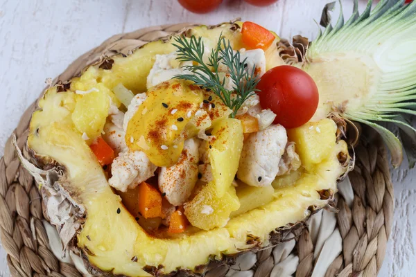 Gebratenes Huhn in Ananas — Stockfoto