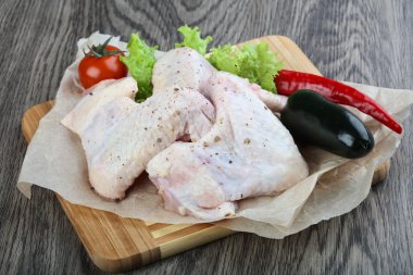 Çiğ tavuk kanadı.