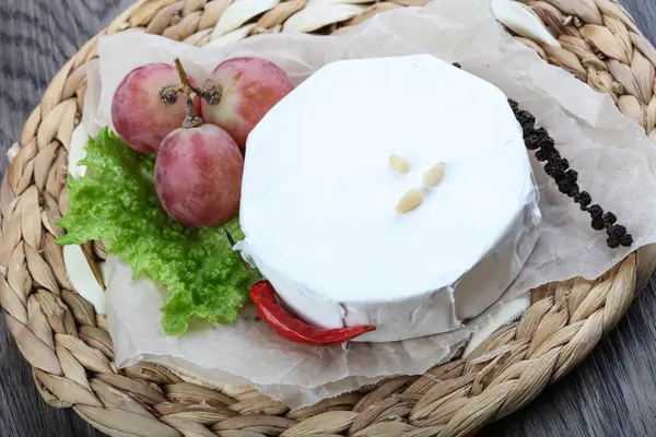 Köstlicher Brie-Käse — Stockfoto