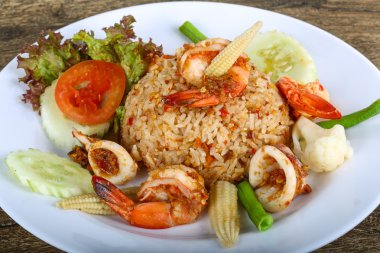 Kızarmış pilav ve deniz ürünleri.