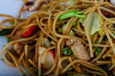 Deniz ürünleri ile Asya makarna