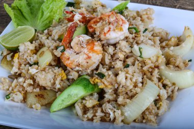 Kızarmış pirinç ve karides.