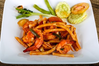 Deniz ürünleri ile baharatlı makarna