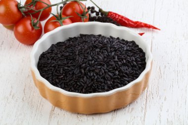 Ham siyah yabani pirinç