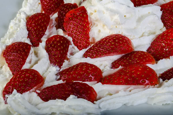 Strawberry segar matang dengan krim — Stok Foto