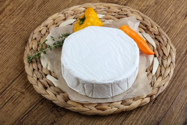 Köstlicher Camembert-Käse — Stockfoto