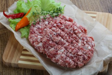 Çiğ burger pirzola