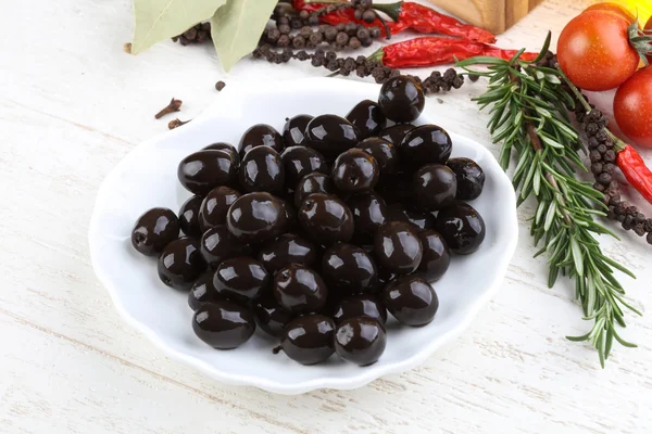 Черные оливки в чаше — стоковое фото