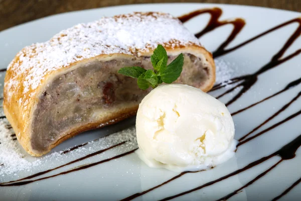 Dulce Strudel con helado — Foto de Stock