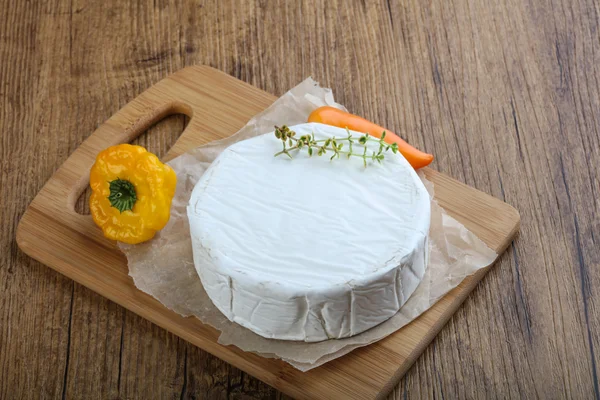 Pyszny ser camembert — Zdjęcie stockowe