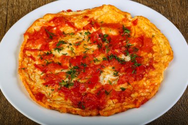 Dereotu domates omlet