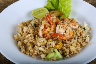 Kızarmış pirinç ve karides.
