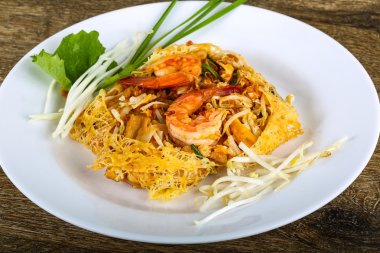 Otlar ve baharatlar ile pad Thai