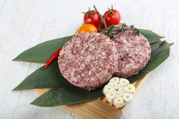 RAW burger kotletter — Stockfoto