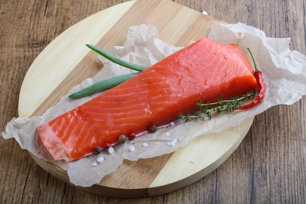 Filé de salmão com sal — Fotografia de Stock