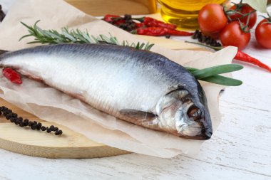 Soğan ve biberiye ile ringa balığı