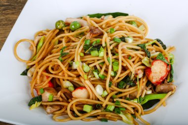 Deniz ürünleri ile Asya makarna