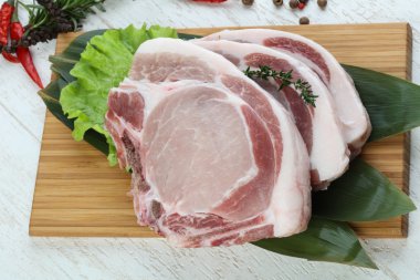 Çiğ domuz t-bone biftek