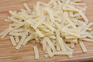 Pişmemiş makarna yığın