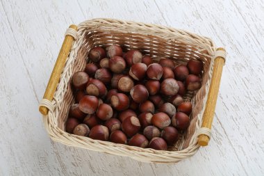 Olgun fındık sepeti