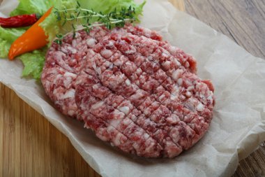 Çiğ burger pirzola