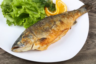 Kızarmış alabalık balık