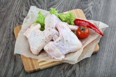 Çiğ tavuk kanadı.