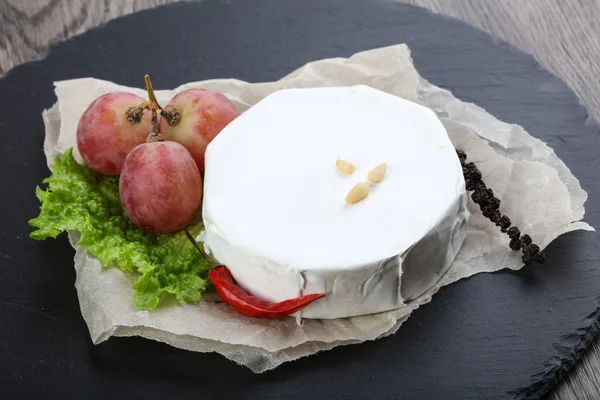 Delicioso queijo Brie — Fotografia de Stock