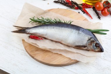 Soğan ve biberiye ile ringa balığı