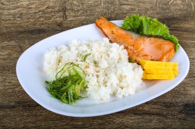 Kızarmış som balığı biftek