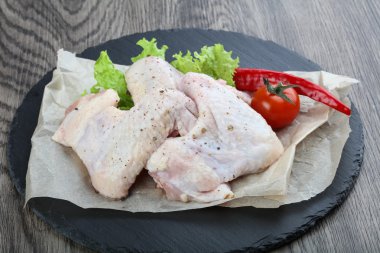 Çiğ tavuk kanadı.