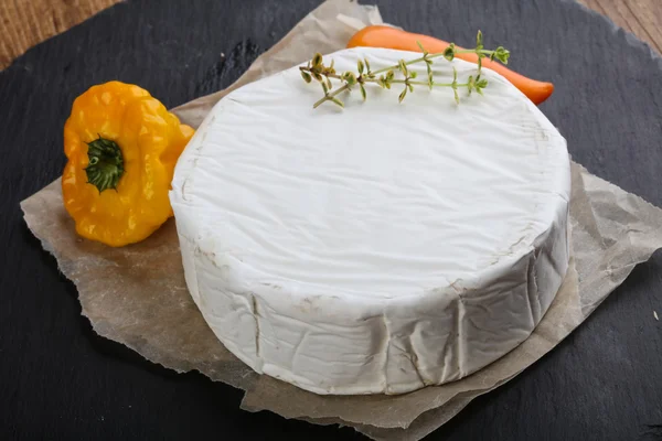 Delicioso queijo camembert — Fotografia de Stock