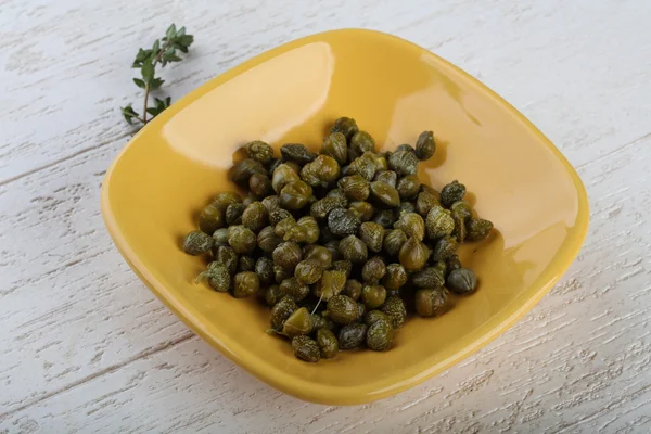 Ingemaakte kappertjes in de kom — Stockfoto