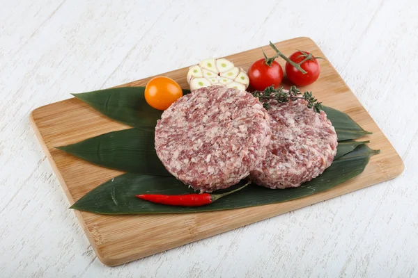 RAW burger kotletter — Stockfoto