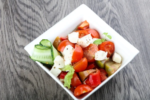 Mozzarella, domates ve salatalıklı salata — Stok fotoğraf