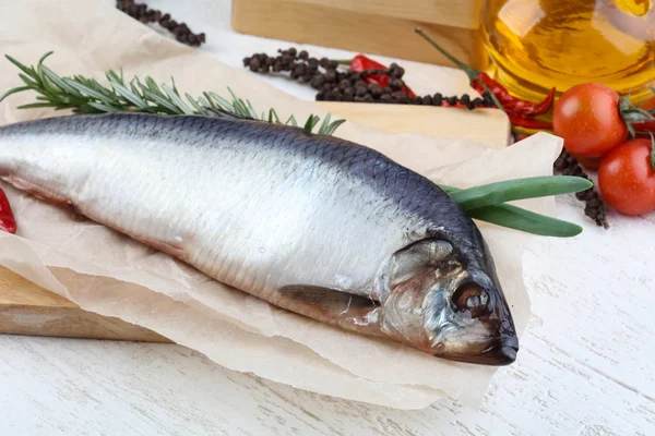 Soğan ve biberiye ile ringa balığı