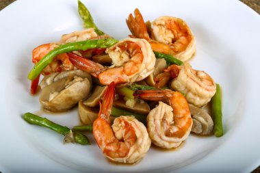 Kızarmış karides ve kuşkonmaz