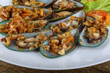 Taze midye sarımsak ile