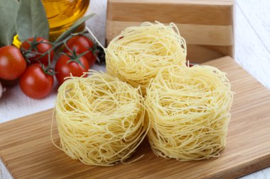 Ham erişte yemek pişirmek için hazır