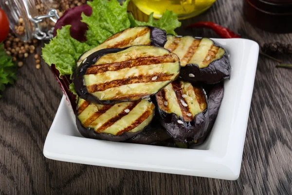 Gegrillte Auberginen mit Olivenöl — Stockfoto