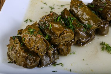 sos ile doldurulmuş et üzüm yaprakları