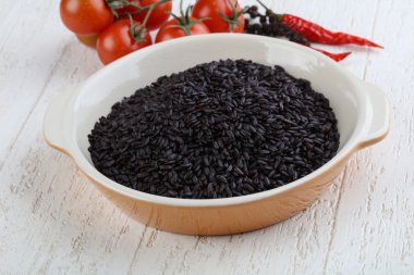 Ham siyah yabani pirinç