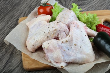 Çiğ tavuk kanadı.